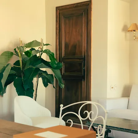Ξενοδοχείο La Ponche 5*